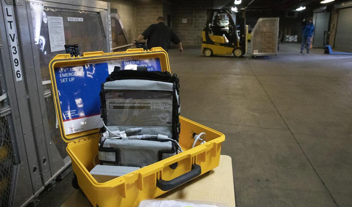 En respirator visas upp under en presskonferens i New York. Staden är en av dem som varnat för brist på medicinsk utrustning, bland annat just respiratorer. Foto: Mark Lennihan/AP/TT