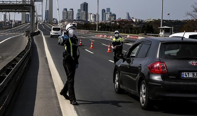 Poliser kontrollerar bilar i Istanbul efter att lördagens utegångsförbud införts. Bild från 11 april. Foto: Emrah Gurel/AP/TT