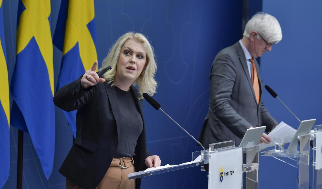 Socialminister Lena Hallengren (S) och Johan Carlson, chef för Folkhälsomyndigheten, under regeringens pressträff på torsdagen, där den nationella teststrategin för covid-19 presenterades. Foto: Jessica Gow/TT