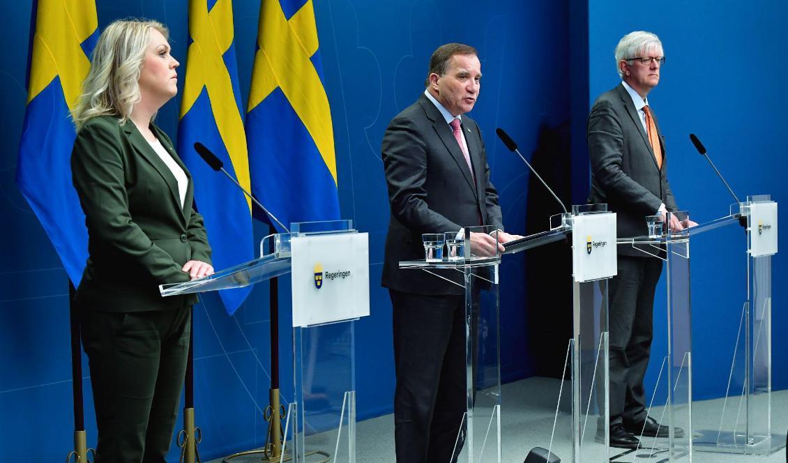 Socialminister Lena Hallengren (S), statsminister Stefan Löfven (S) och Johan Carlson, generaldirektör för folkhälsomyndigheten, håller pressträff. Foto: Jonas Ekströmer/TT