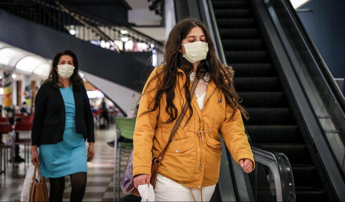Två kvinnor promenerar vid Union Station i Washington i USA den 16 mars 2020. Foto: Samira Bouaou/Epoch Times
