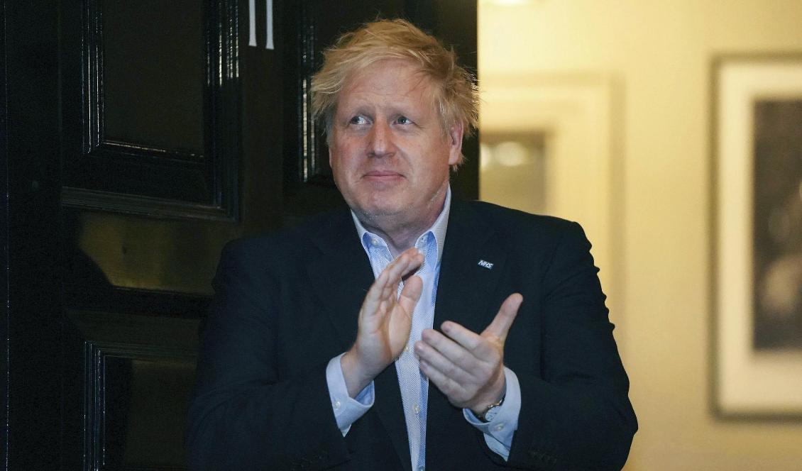 Storbritanniens premiärminister Boris Johnson när han den 2 april hyllar landets sjukvårdspersonal med en applåd. Några dagar senare blev han själv inlagd på sjukhus efter att hans besvär blivit värre sedan han smittats av coronaviruset. Foto: Pippa Fowles /AP/TT-arkivbild