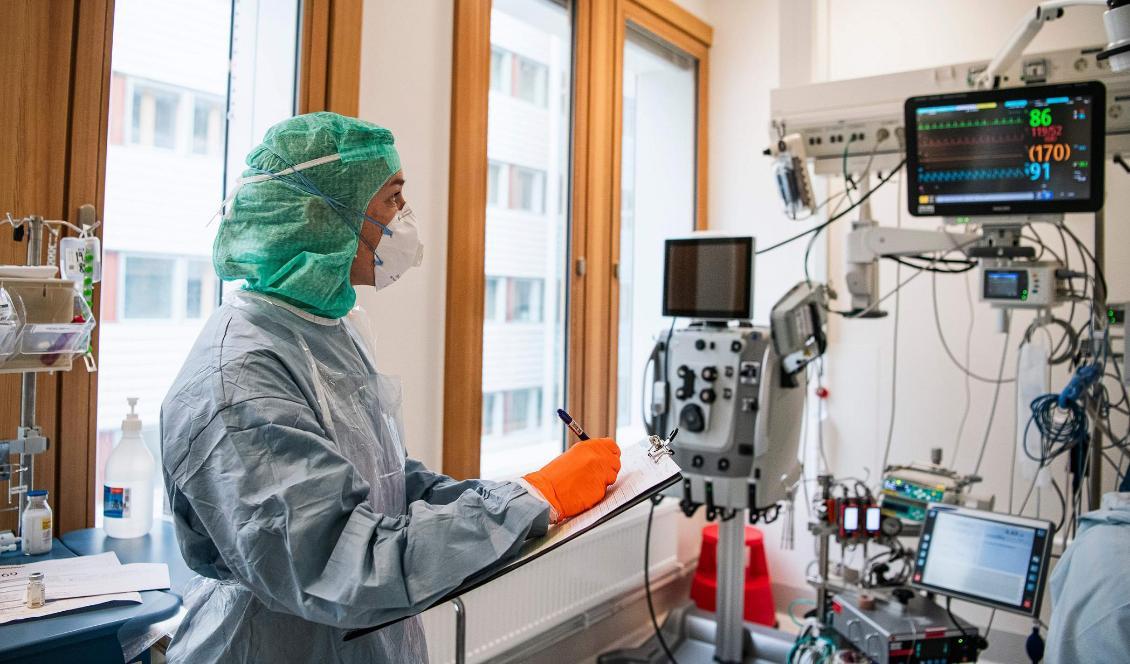 
En sjuksköterska kollar data samtidigt som hon vårdar en covid-19-patient vid Karolinska sjukhuset i Solna den 19 april 2020. Foto: Jonathan Nackstrand/AFP via Getty Images                                                