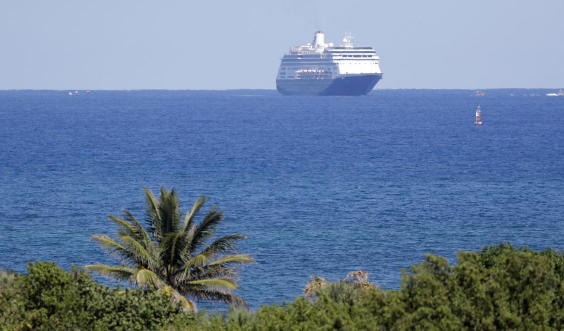 
Kryssningsfartyget MS Zaandam närmar sig hamnen i Fort Lauderdale i Florida efter att myndigheterna givit det klartecken till att lägga till. Foto: Lynne Sladky/AP/TT                                                