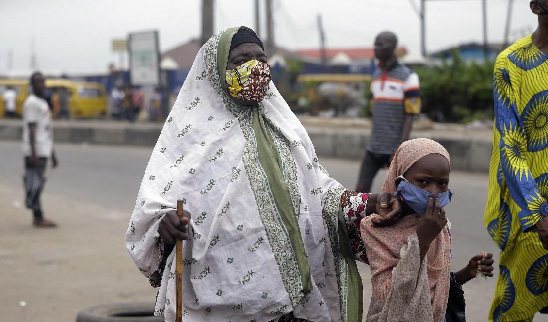 Nigeria lättar på utegångsförbudet i mångmiljonstaden Lagos. Foto: Sunday Alamba/AP/TT