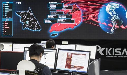 Sydkoreanska it-säkerhetsarbetare analyserar en attack som misstänks ha kommit från Nordkorea. Foto: Yun Dong-Jin/AP/TT-arkivbild