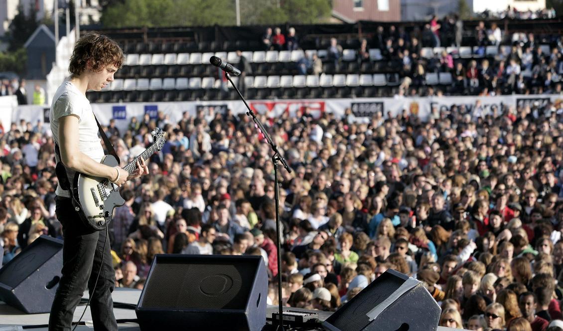 Johnny Borrell i bandet Razorlight uppträder på scen vid ”46664”-konserten i Tromsø i Norge den 11 juli 2005. Foto: DGetty Images