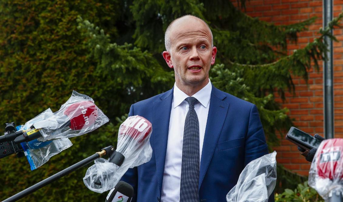 Advokat Svein Holden möter pressen efter ett samtal med sin klient Tom Hagen. Bild från 29 april. Foto: Terje Pedersen