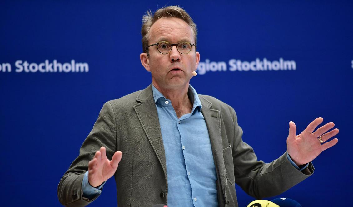 Björn Eriksson, hälso- och sjukvårdsdirektör, vid torsdagens presskonferens. Foto: Stina Stjernkvist/TT