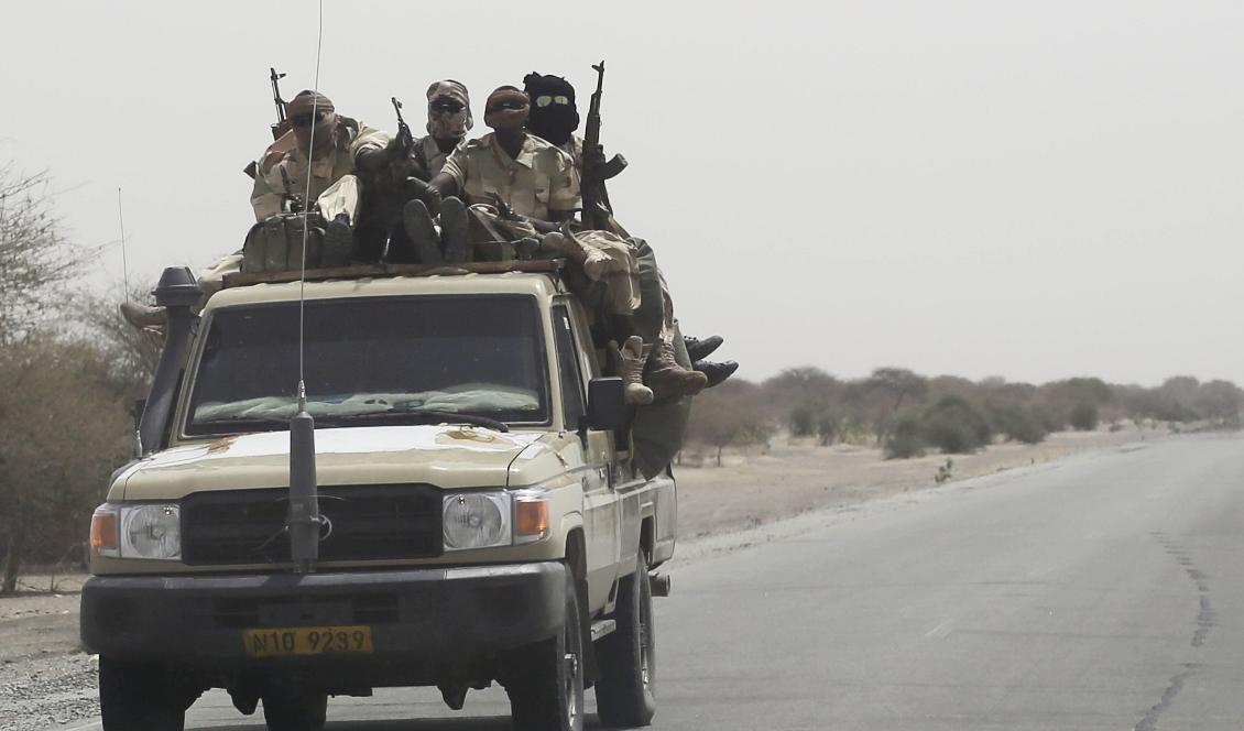 Tchadiska soldater på väg mot gränsområdet mot Nigeria. Foto: Jerome Delay/AP/TT-arkivbild
