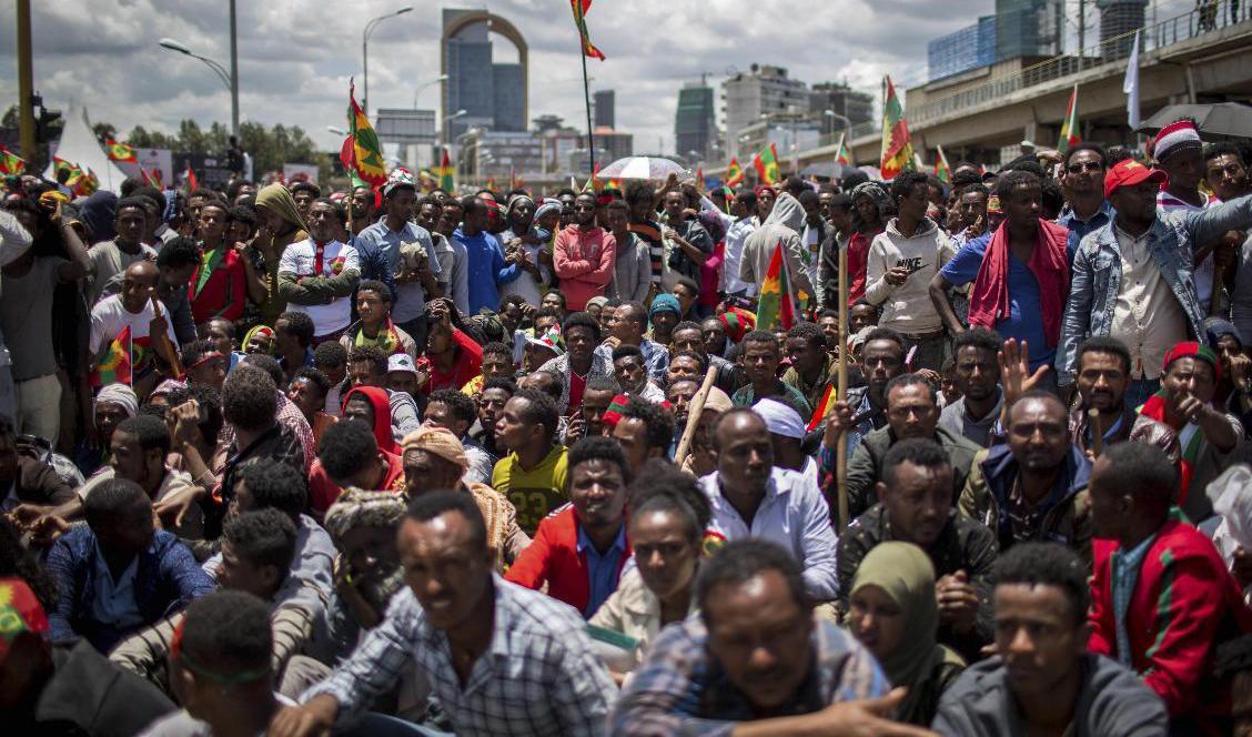 Anhängare av separatistorganisationen OLF firar i september 2018 att gruppen inte längre är terrorklassad. Foto: Mulugeta Ayene/AP/TT-arkivbild