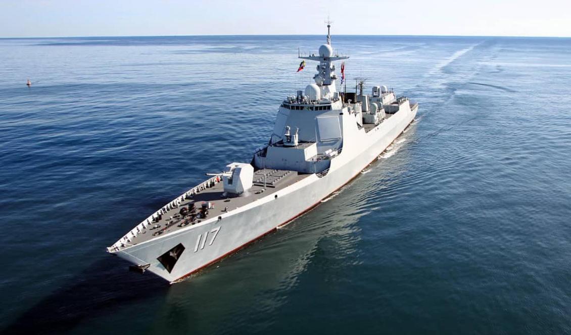 En olycka har fått dödlig utgång ombord på ett iranskt militärfartyg i Omanbukten. Arkivbild från tidigare iransk flottövning i Omanbukten. Fartyget på bilden har inget med olyckan att göra. Foto: Iranska flottan/AP/TT