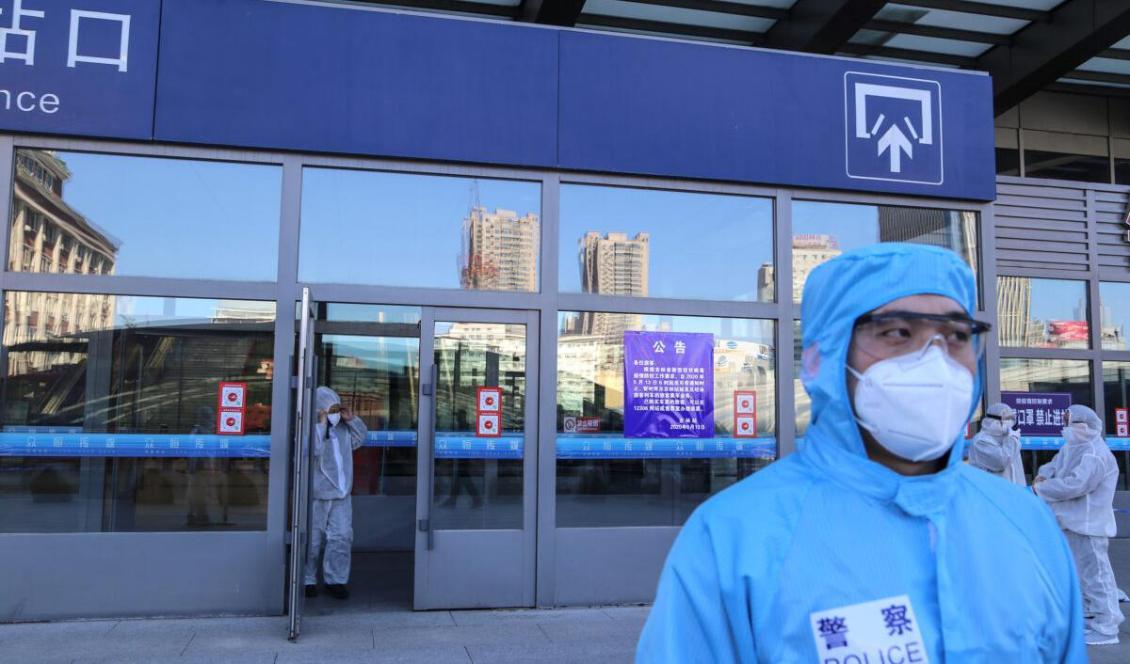 


En polis i skyddskläder står vakt utanför Jilins tågstation den 13 maj 2020. Foto: STR/AFP via Getty Images                                                                                                                                                