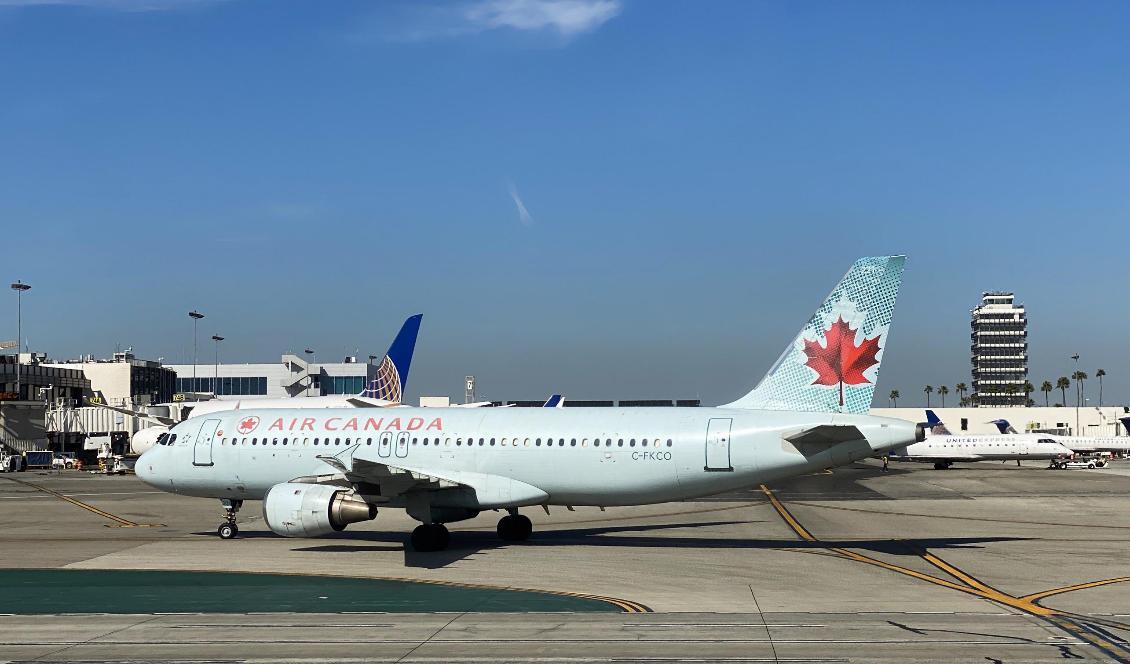 Ett Air Canada-flygplan syns på Los Angeles internationella flygplats (LAX) den 12 februari 2020. Foto: Daniel Slim/AFP via Getty Images