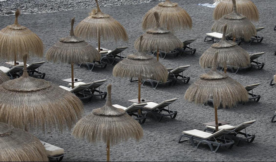 Än ligger många stränder i Spanien öde. Arkivbild från La Caleta på Teneriffa. Foto: Joan Mateu/AP/TT
