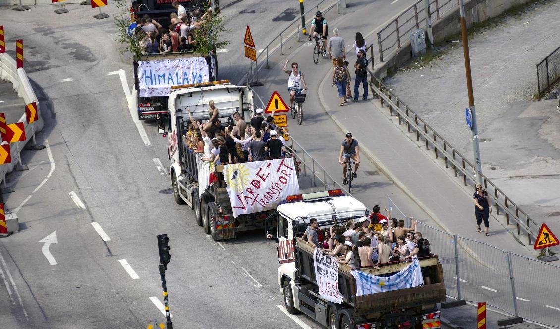 Det blir inget studentflaksfirande i år – coronaviruset sätter stopp även för det. På bilden studentflak på rad vid Slussen i Stockholm 2016. Foto: Johan Nilsson/TT