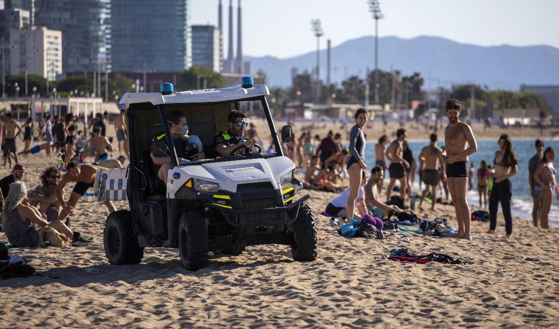 

Stränderna har öppnat gradvis i Spanien – men till en början var det bara för att promenera och sporta. Foto: Emilio Morenatti/AP/TT                                                                                        