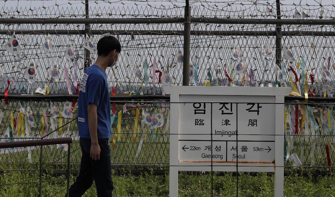 En man passerar en skylt i den nordkoreanska staden Kaesong på gränsen till Sydkorea. Foto: Lee Jin-man/AP/TT-arkivbild