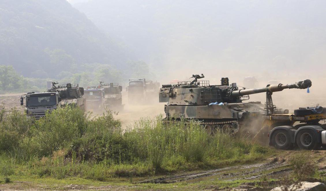 Sydkoreanska haubitser som flyttas till ställningar vid Paju, nära gränsen till Nordkorea. Foto: Ahn Young-Joon/AP/TT