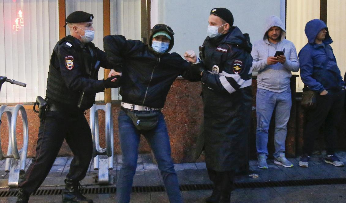 
Massgripanden genomfördes i Moskva vid demonstrationer mot grundlagsändringar. Foto: Alexander Zemlianichenko                                            