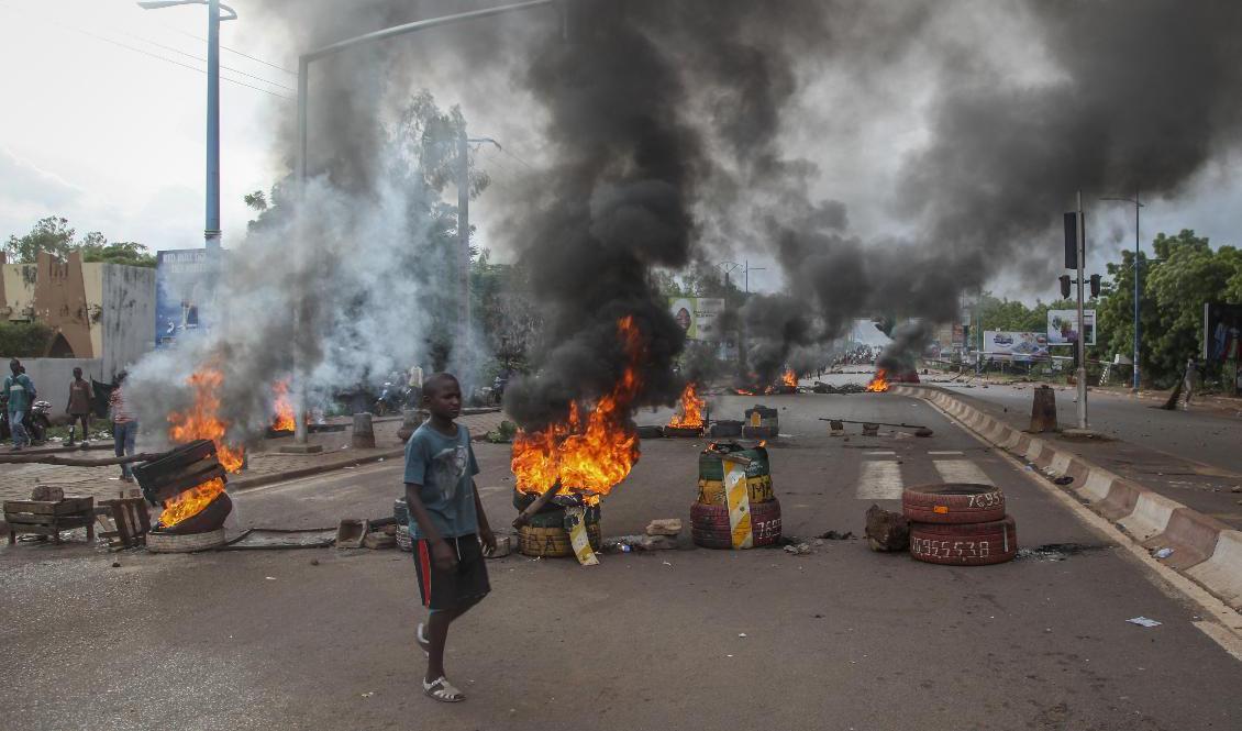 Tiotusentals demonstranter har sedan början av juni tagit till gatorna för att kräva Malis president Boubacar Keïtas avgång. Foto: Baba Ahmed/AP/TT-arkivbild