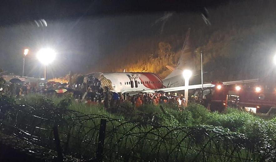 Air India-planet bröts i två delar efter avåkningen. Foto: AP/TT