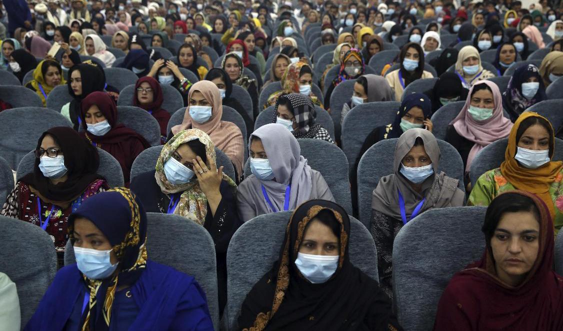Deltagare vid stormötet som började i fredags i Kabul, Afghanistan. Foto: Rahmat Gul/AP/TT
