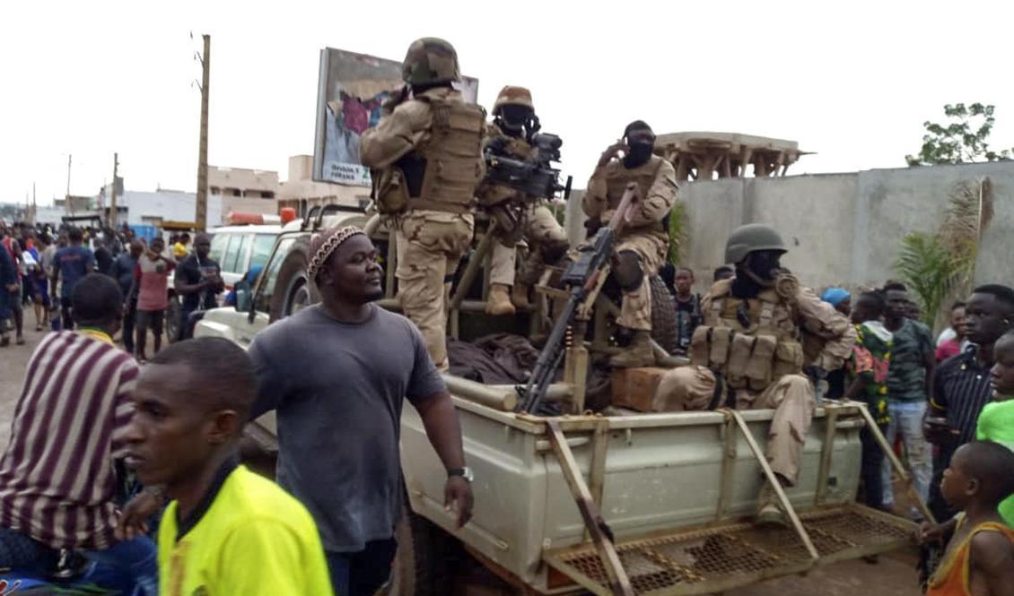 
Militär utanför president Ibrahim Boubacar Keitas hem i Malis huvudstad Bamako under tisdagen. Foto: AP/TT                                            