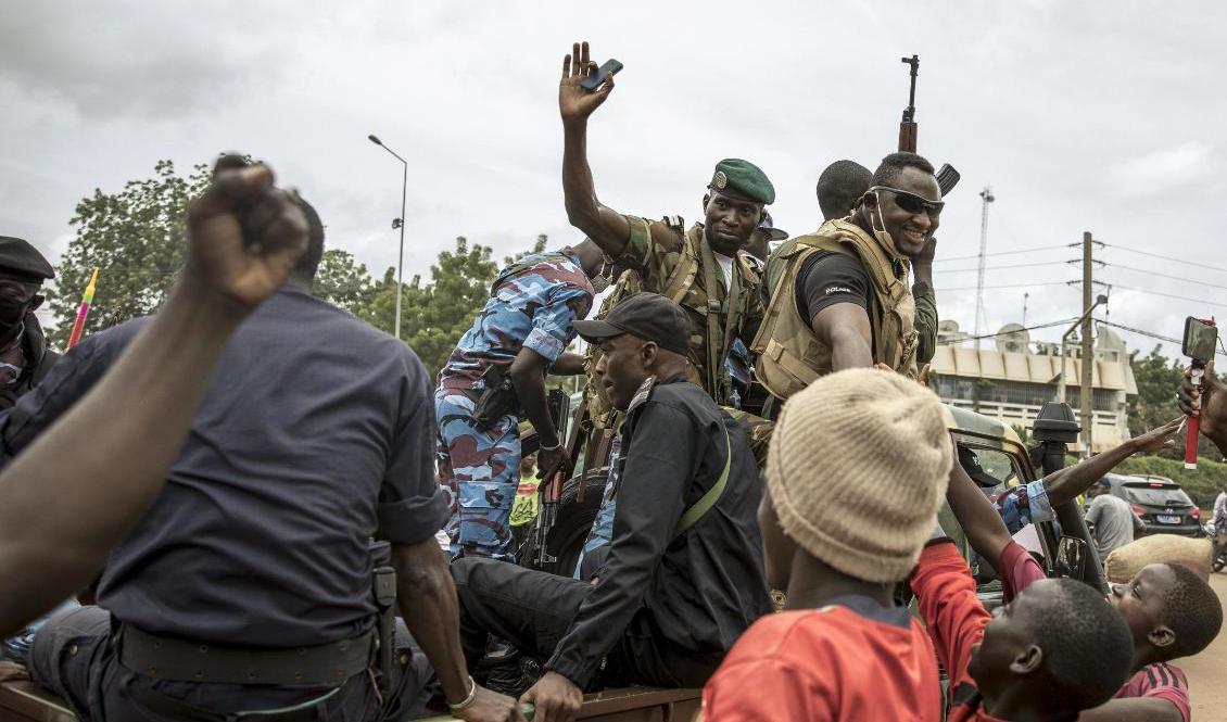Soldater möttes av glada pojkar på gatorna i Bamako under onsdagen, dagen efter kuppen mot presidenten Ibrahim Boubacar Keïtas styre. Foto: AP/TT