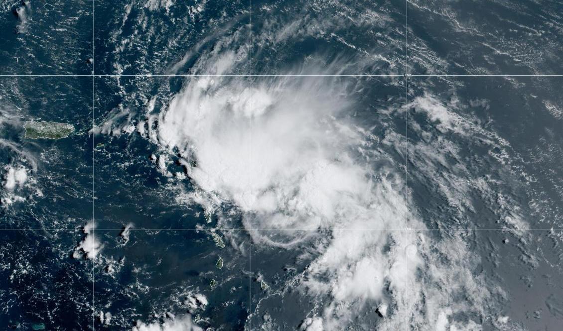 
En satellitbild från den amerikanska väder- och forskningsmyndigheten NOAA på den tropiska stormen Laura öster om Honduras på fredagen. Foto: NOAA/AP/TT                                            