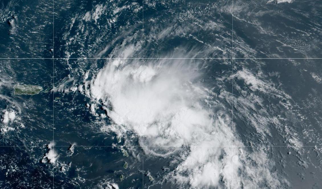 En satellitbild från den amerikanska väder- och forskningsmyndigheten NOAA på den tropiska stormen Laura öster om Honduras på fredagen. Foto: NOAA via AP/TT