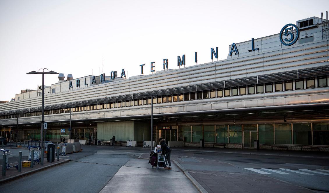 En passagerare utanför Arlanda flygplats norr om Stockholm den 16 mars 2020. Foto: Jonathan Nackstrand/AFP via Getty Images