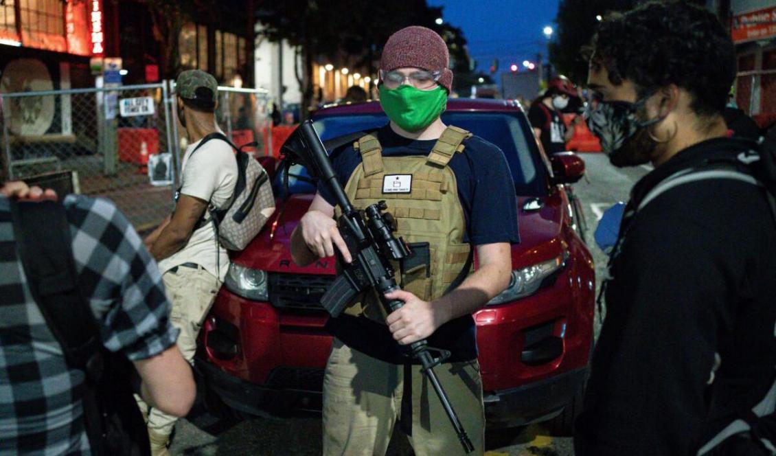 



En demonstrant står vakt vid en av gatorna som leder in till den så kallade ”Capitol Hill Autonoma Zon” i Seattle, USA, den 10 juni 2020. Foto: David Ryder, Getty Images
                                                                                                                                                                                