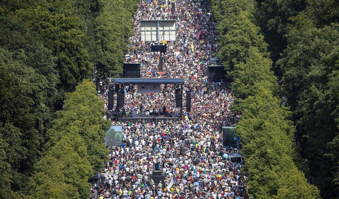
Omkring 17 000 personer demonstrerade i Berlin mot virusrestriktoner den 1 augusti 2020. Foto: Maja Hitij/Getty Images                                            