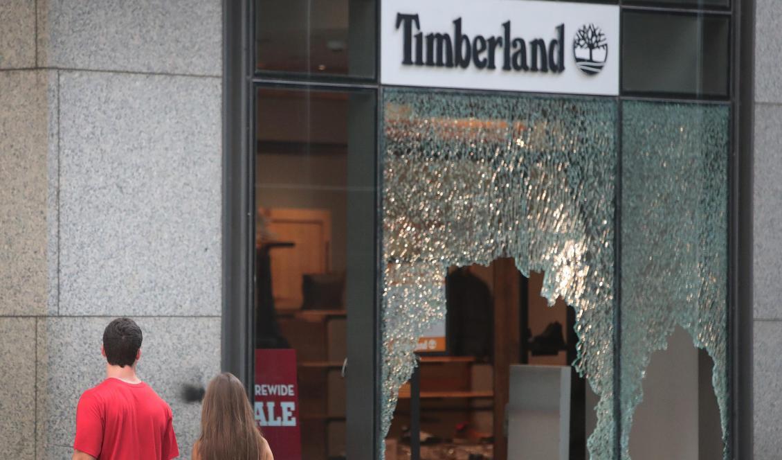 
En Timberland-affär fick sitt fönster krossat på Michigan Avenue i Chicago den 10 augusti 2020. Butiken blev sedan plundrad. Foto: Scott Olson/Getty Images                                            