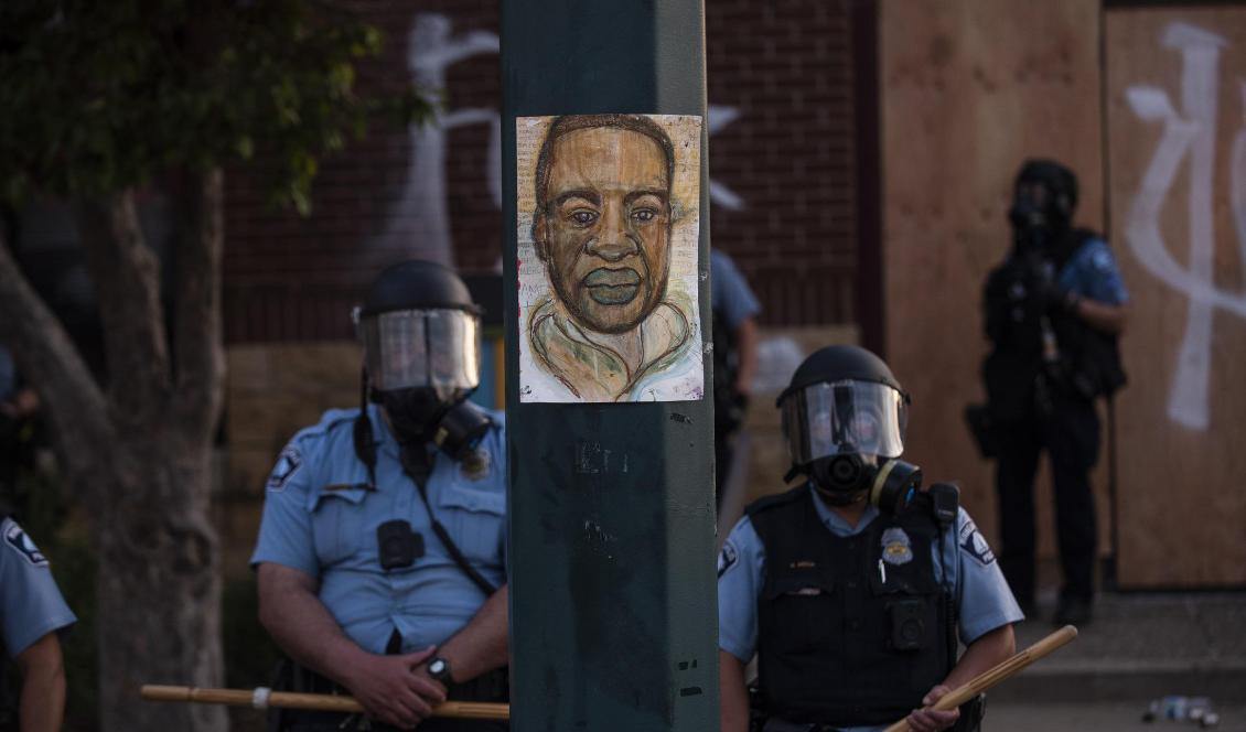 



Ett porträtt av George Floyd hänger på en pelare i Minneapolis i USA den 27 maj 2020. Foto: Stephen Maturen/Getty Images                                                                                                                                                                                