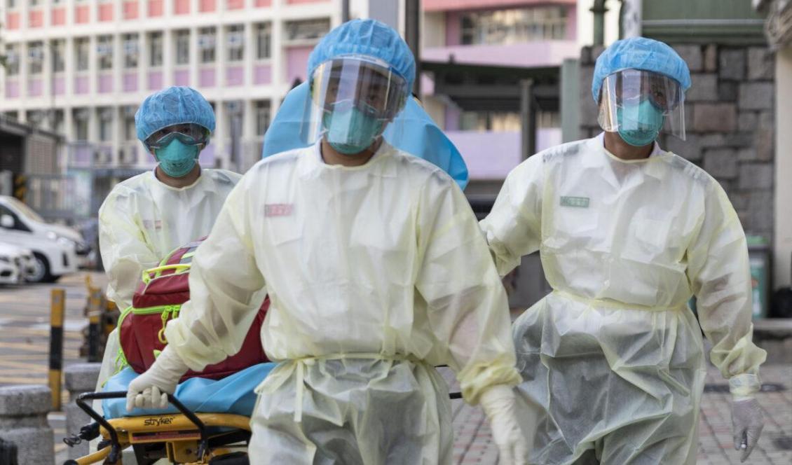 

Medicinsk personal i skyddskläder går mot vårdavdelningen Lei Muk Shue i Hongkong den 23 augusti 2020. Foto: May James/AFP via Getty Images                                                                                        