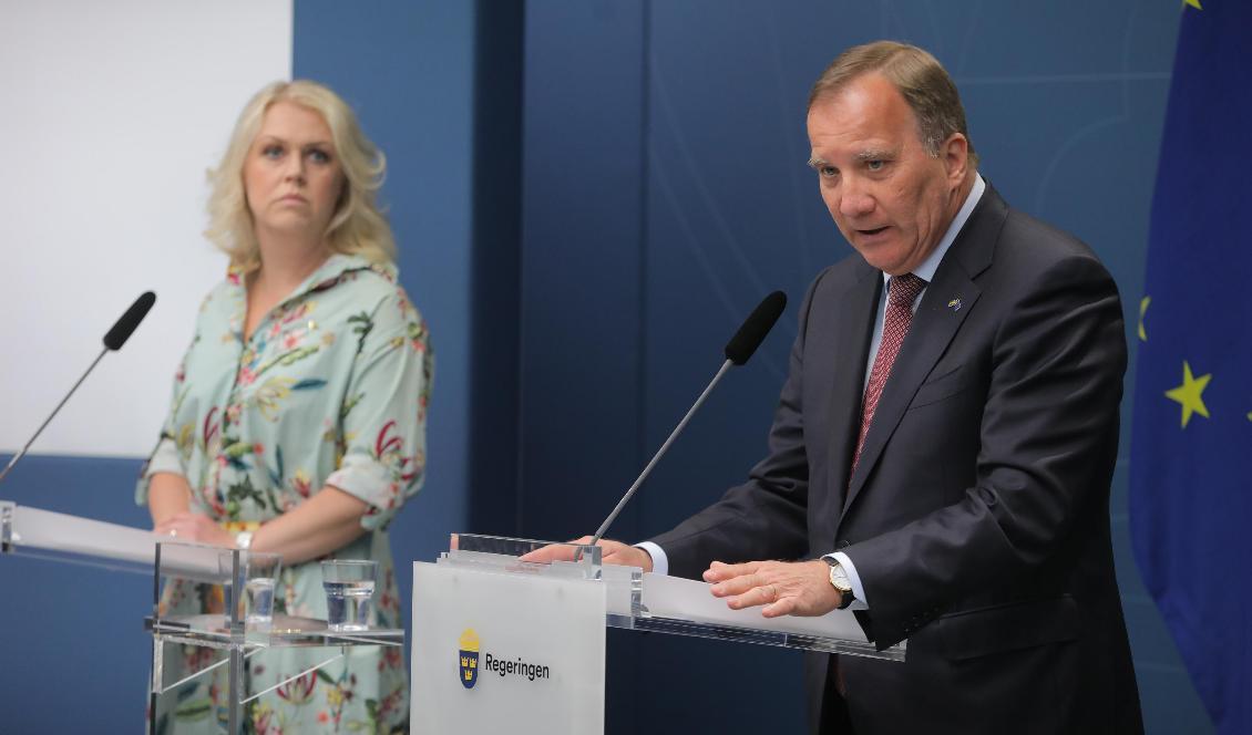 Statsminister Stefan Löfven (S) och socialminister Lena Hallengren (S) vid regeringens pressträff om ändringar i reserestriktionerna. Foto: Sören Andersson/TT