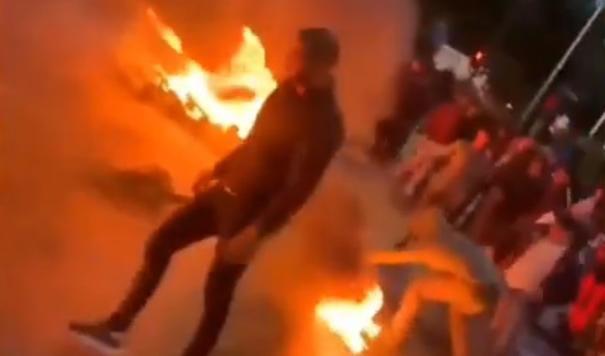 


Bråten sattes i brand under oroligheterna i Malmö på lördagskvällen. Foto: Skärmdump/Youtube                                                                                                                                    