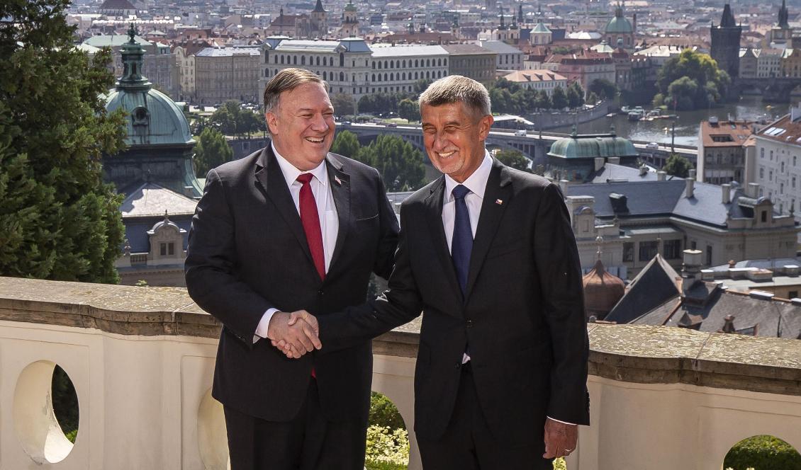 


USA:s utrikesminister Mike Pompeo skakar hand med Tjeckiens premiärminister Andrej Babis den 12 augusti i Prag. Foto: Gabriel Kuchta/Getty Images                                                                                                                                    