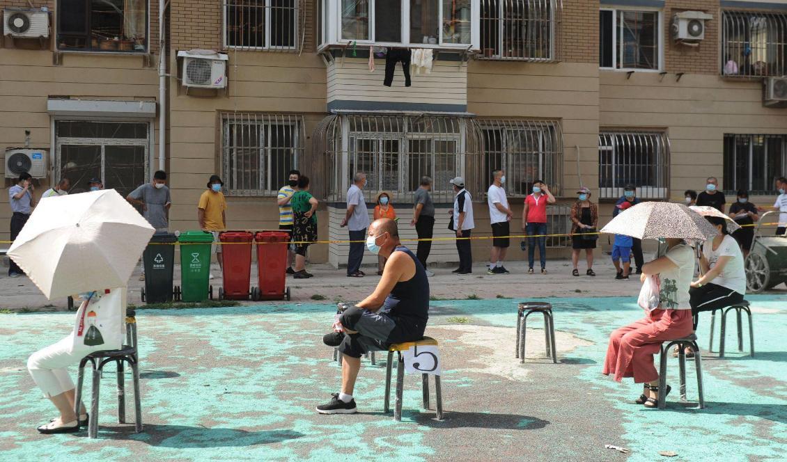 





Människor sitter på stolar i väntan på att testas för covid-19 vid en temporär testplats i Dalian, Kina, den 28 juli 2020. Foto: STR/AFP via Getty Images                                                                                                                                                                                                                                                                        