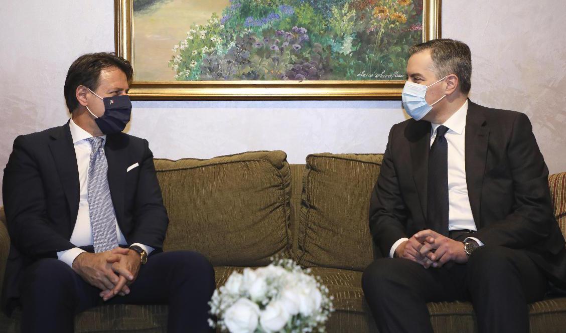 Mustafa Adib, till höger, tar emot Italiens besökande premiärminister Giuseppe Conte tidigare i september. Foto: Dalati Nohra/AP/TT
