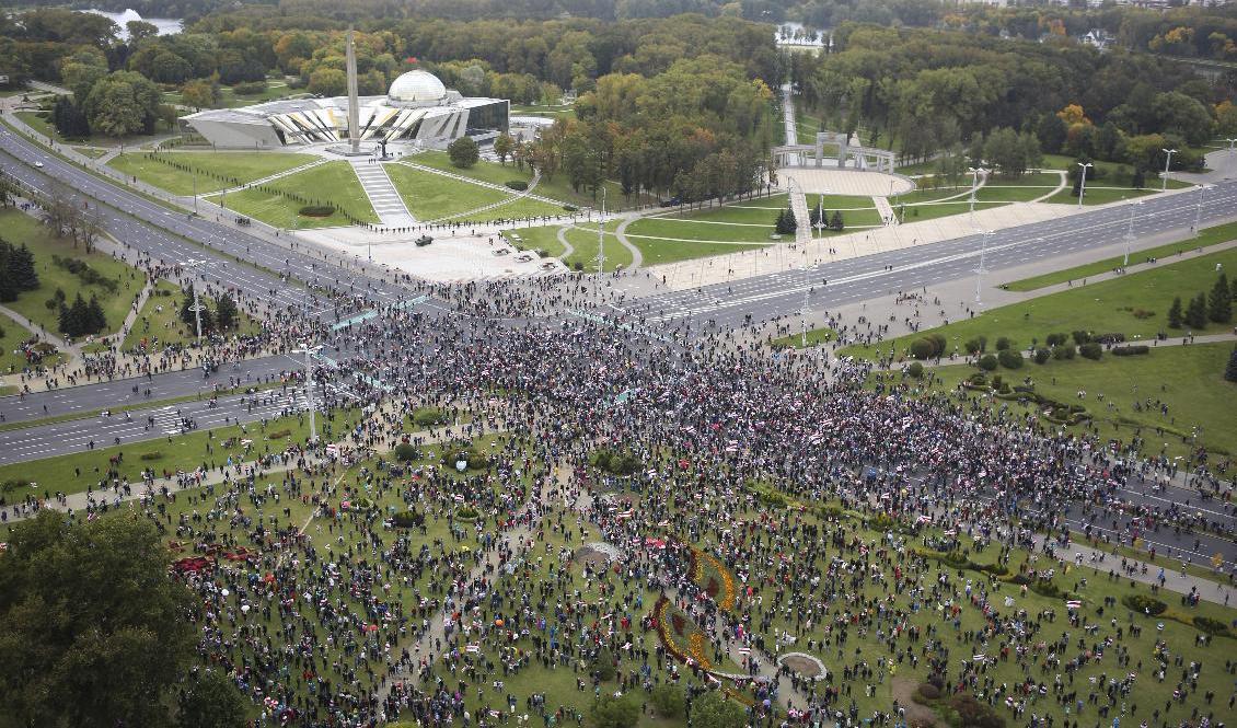 Tiotusentals människor demonstrerar under söndagen mot Aleksandr Lukasjenko och hans regering. Protesterna har pågått varje helg sedan det kritiserade valet den 9 augusti. Foto: TUT.by/AP/TT