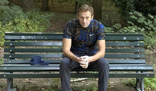 Aleksej Navalnyj på en parkbänk i Berlin. Foto: Instagram/AP/TT