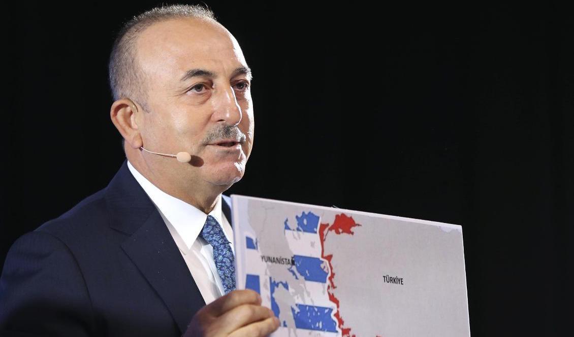 Turkiets utrikesminister Mevlüt Cavusoglu med en karta över Grekland och Turkiet vid ett anförande på torsdagen i Slovakien. Foto: Fatih Aktas/Turkiska utrikesdepartementet/AP/TT