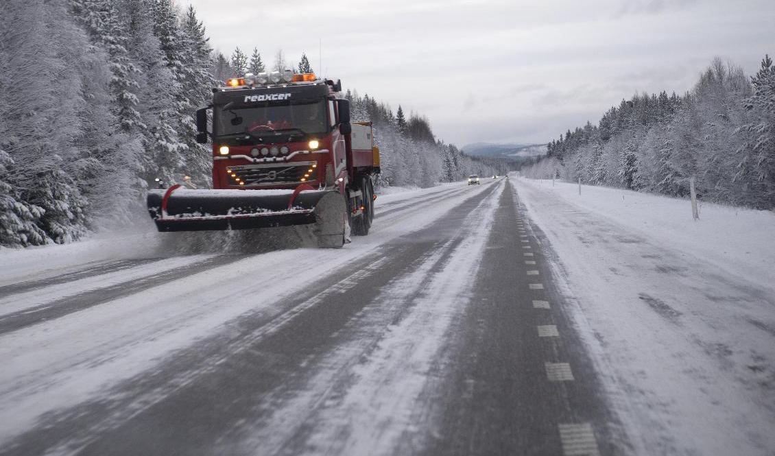 Snön fortsätter orsaka problem på flera håll i Sverige. Arkivbild. Foto: Fredrik Sandberg/TT