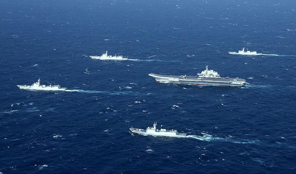 



En kinesisk flottformation, med hangarfartyget Liaoning i mitten, under militära övningar i Sydkinesiska sjön, den 2 januari 2017. Foto: STR/AFP via Getty Images                                                                                                                                                                                