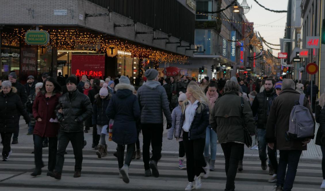 Flanörer på Drottninggatan i Stockholm. Foto: Bilbo Lantto/Epoch Times. Arkivbild.