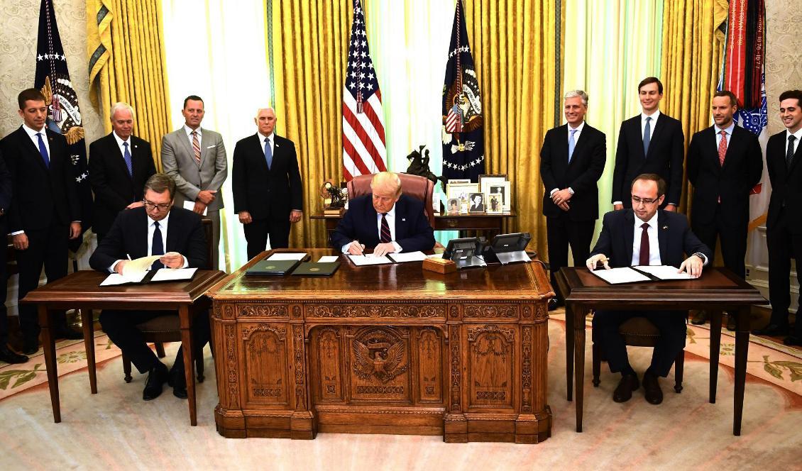 USA:s president Donald Trump skriver under ett avtal i Vita huset den 4 september 2020. Samtidigt skriver Kosovos premiärminister Avdullah Hoti (h) och Serbiens president Aleksandar Vucic (v) under ett avtal om att normalisera ekonomiska relationer. Foto: Brendan Smialowski/AFP via Getty Images