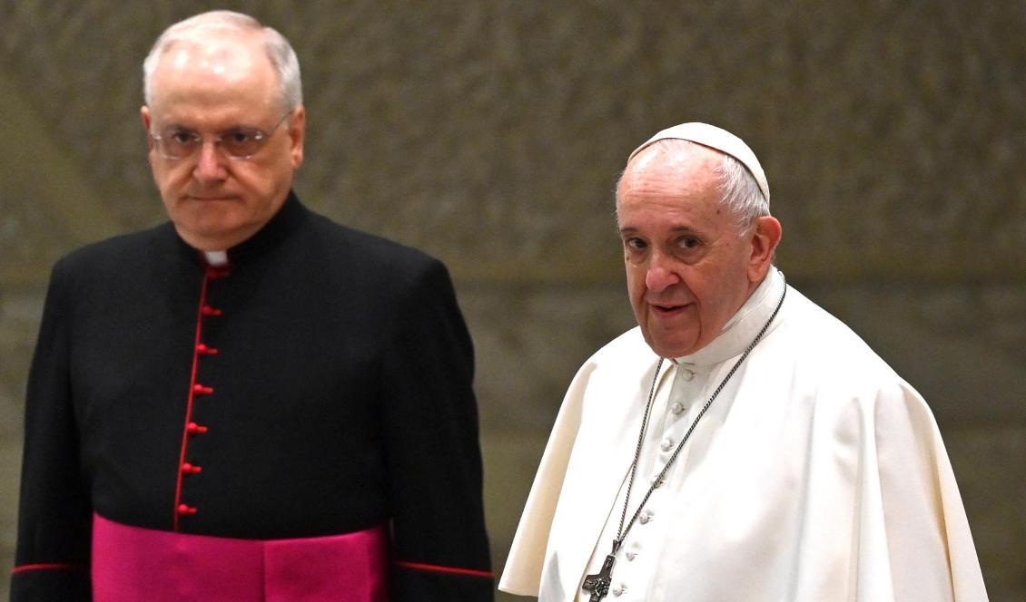 






Påven Franciskus (hö) anländer till sin veckoliga audiens för allmänheten i Paul Vis sal I Vatikanen den 14 oktober 2020. Foto: Alberto Pizzoli/AFP via Getty Images                                                                                                                                                                                                                                                                                                                    